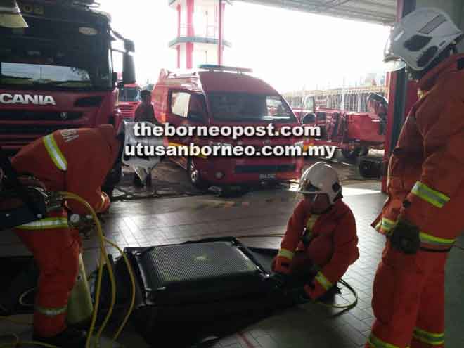  Anggota bomba Limbang menjalani latihan panggilan Kemalangan Jalan Raya Sempena Sambutan Hari Raya Aidilfitri. 