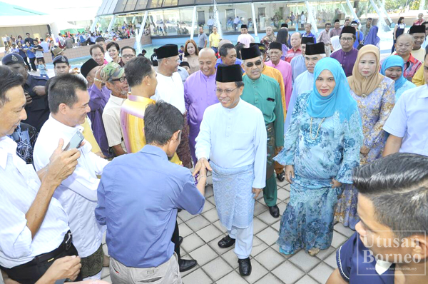 SHAFIE bersalaman dengan pengunjung yang hadir sambil ditemani isterinya Shuryani (dua kiri).