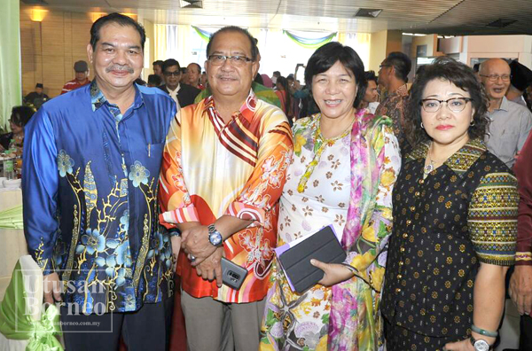 PEMBANTU Menteri Undang-Undang dan Hal Ehwal Anak Negeri Jane Lasimbang (dua kanan) dan Adun Paginatan Datuk Abidin Madingkir (dua kiri) di majlis itu.