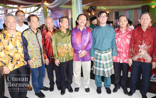 JUNZ (tiga kanan) dan Menteri Kesihatan dan Kesejahteraan Rakyat Stephen Wong (empat kanan) merakamkan gambar kenangan bersama pemimpin Tionghua yang hadir.