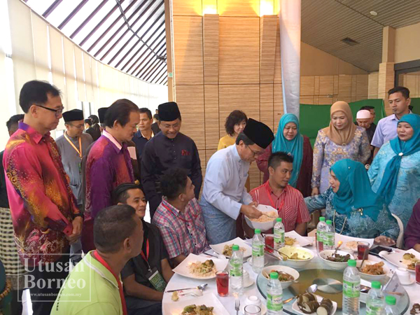 SHAFIE mengagih makanan kepada tetamu. Turut sama isterinya Datin Seri Hajjah Shuryani Dato' Hj. Shuaib ( duduk kanan) dan Timbalan Ketua Menteri merangkap Menteri Kerajaan Tempatan dan Perumahan Dato Jaujan Haji Sambakong (berdiri kiri tiga ) serta isteri Dato Jaujan Datin Rohaya Haji Mansor (berdiri kanan) sempena majlis itu