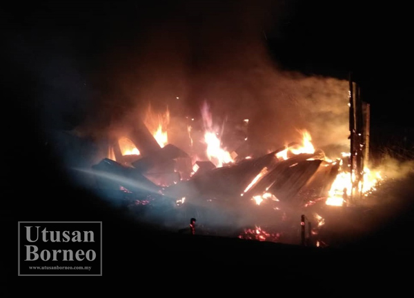 KEADAAN kebakaran yang memusnahkan kontena penyimpanan barang Kompleks Sukan Tawau.