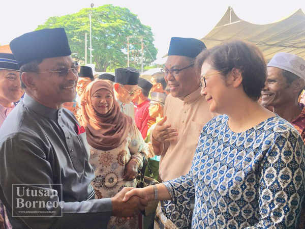 KEDUA-DUA Timbalan Ketua Menteri,  Dato Jaujan Sambakong (kiri) bersalam Christina Liew ( kanan ) di Majlis Rumah Terbuka Hari Raya Ketua Menteri di Semporna , turut sama isterinya Datin Rohaya Haji Mansor (kiri dua).