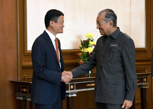 Dr Mahathir bersama Jack Ma semasa menerima kunjungan Pengasas dan Pengerusi Eksekutif Kumpulan Alibaba itu di pejabatnya di Bangunan Perdana Putra hari ini.