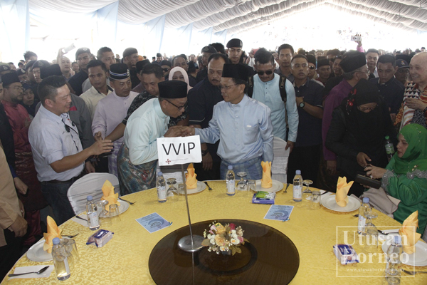 SHAFIE (tengah) bersalaman dengan pengunjung ketika tiba di majlis itu.