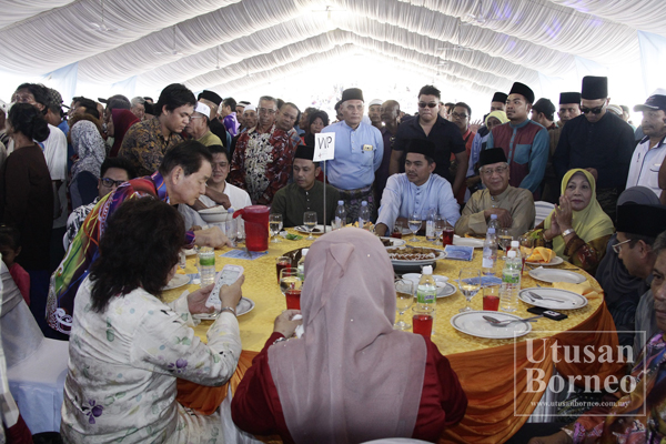 AHLI Parlimen Sepanggar Datuk Asiz Jamman (tiga kanan) bersama tetamu kehormat yang lain.