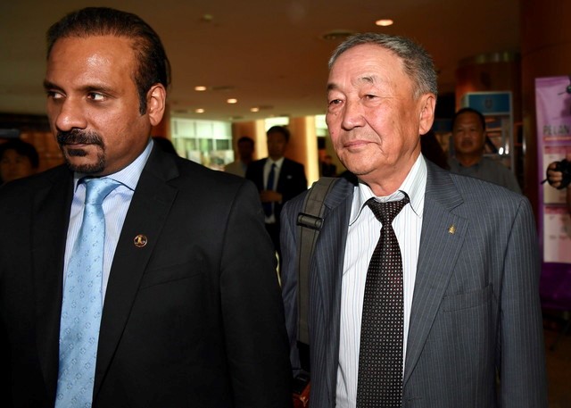 Shaariibuu (kanan) bersama Ramkarpal Singh selepas mengadakan pertemuan dengan Peguam Negara Tommy Thomas di Jabatan Peguam Negara hari ini. - Foto BERNAMA