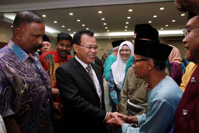  Osman (dua kiri) beramah mesra bersama ahli Persatuan Pesara Kerajaan                Malaysia (PPKM) Negeri Johor selepas merasmikan Majlis Perasmian Mesyuarat Perwakilan                     Tahunan Kali Ke-20 PPKM Bahagian Negeri Johor di Johor Bahru semalam. — Gambar Bernama