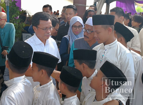 KANAK-kanak ini turut tidak melepaskan peluang bersalam dengan Shafie semasa menghadiri majlis rumah terbuka di kediaman Dr. Azman di Tawau.