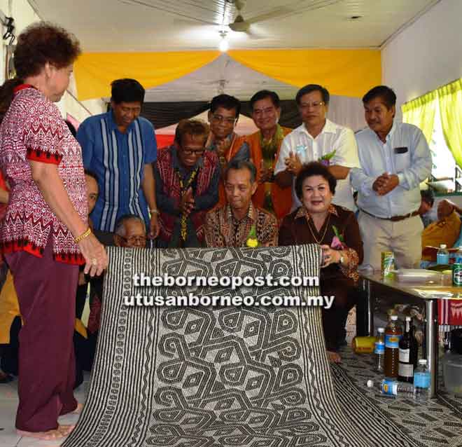  Penguang serta isteri mengetuai upacara menggulung tikar sebagai simbolik Majlis ‘Gawai Ngiling Tikai’ di Rumah Sayun.