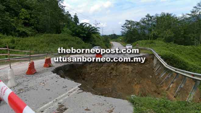  Runtuhan yang awalnya kecil sahaja, kini semakin membesar dan hampir merosakkan seluruh struktur jalan di KM13 Jalan Murum.