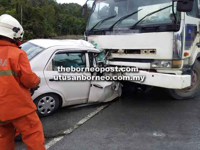  Keadaan kereta dipandu mangsa yang terperosok di bawah lori di KM103 Jalan Sibu-Bintulu, pagi semalam.