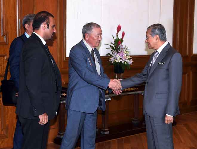  Dr Mahathir ketika menerima kunjungan Dr Shaariibuu di Bangunan Perdana Putra, semalam. Turut hadir peguamnya Ramkarpal Singh (kiri). — Gambar Bernama
