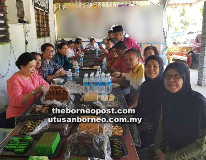  Jolly (berdiri tengah) melayan kehadiran Harden (duduk empat kiri) semasa pada Majlis Jamuan Hari Raya di kediaman beliau di Kampung Muhibbah, Sri Aman.