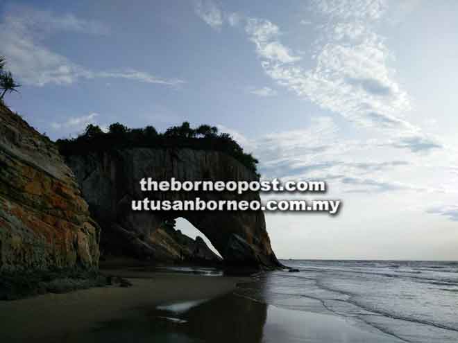  Batu berbentuk kepala kuda sedang minum air di pantai Tusan dikhuatiri lenyap jika ancaman hakisan tidak ditangani.