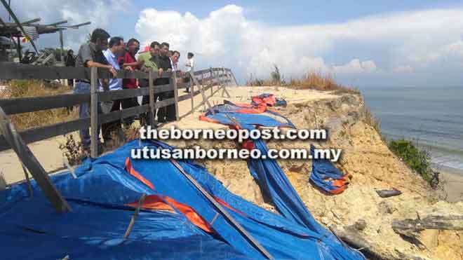  (Dari empat kiri) Lee dan Lukanisman ketika meninjau masalah hakisan cerun di pantai Tusan yang serius sejak Januari lalu.