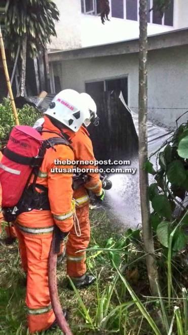  Anggota bomba berusaha untuk memadam api yang membakar longgokan TV lama di sebuah rumah di Jalan Nyelong Park, Sarikei.