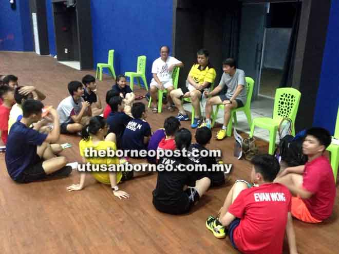  Ong (duduk tengah) bersama Johnny (kanan) dan pemain semasa sesi penilaian di Dewan Badminton Stampark.