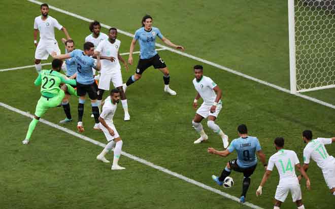  Suarez menjaringkan gol pertama Uruguay pada aksi pusingan kedua Kumpulan A menentang Arab Saudi di Rostov Arena, Rusia. — Gambar Reuters