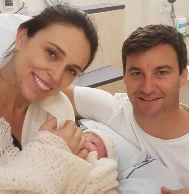  Gambar yang diambil daripada akaun Instagram @jacindaardern semalam             menunjukkan Ardern dan suaminya bergambar bersama bayi perempuan mereka yang baharu dilahirkan di Hospital Bandar Raya Auckland. — Gambar AFP