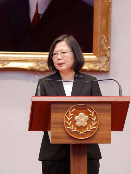  Tsai berucap pada sidang media untuk rang                  undang-undang pencen yang baharu diluluskan di pejabat presiden di Taipei, Taiwan semalam. — Gambar AFP