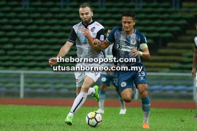  Penyerang Sarawak, Bobby Gonzales (kanan) dikawal ketat pertahanan PDRM pada pertemuan Liga Premier 2018 di Stadium Shah Alam kelmarin. 