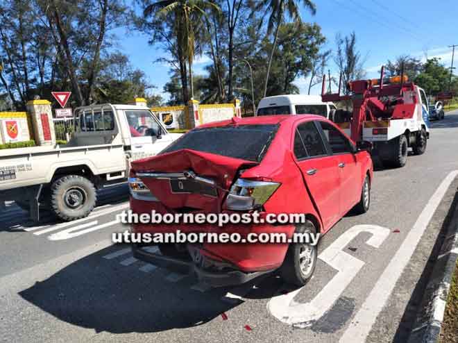  Keadaan salah sebuah kereta yang kemek bahagian belakang akibat kemalangan berangkai tersebut.