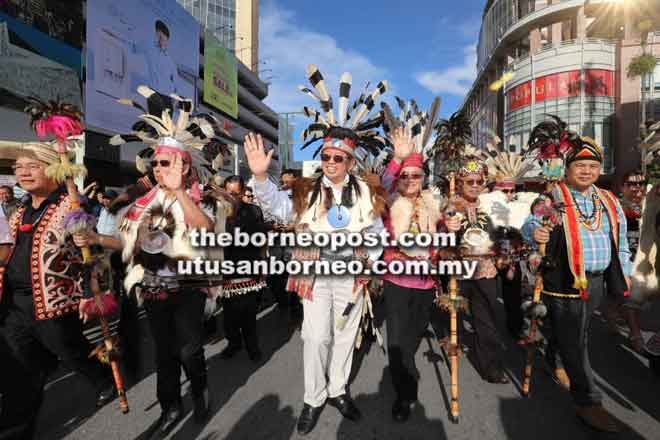  Abang Johari (tiga kiri) menyertai perarakan Gawai Dayak 2018 di Kuching semalam. Turut kelihatan Uggah (tiga kanan), Masing (dua kanan), Rundi (dua kiri) serta pemimpin yang lain.