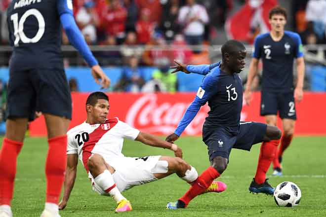  Aksi Kante (kanan) ketika beraksi dalam perlawanan Piala Dunia Kumpulan C di antara Perancis dan Peru di Ekaterinburg Arena. — Gambar AFP