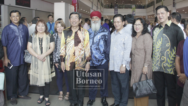 KENNY (kanan) dan Chew (lima kanan) bersama tetamu kehormat lain merakamkan gambar kenangan.