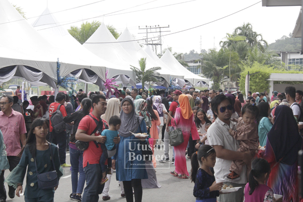 ANTARA pengunjung yang hadir dalam majlis itu.