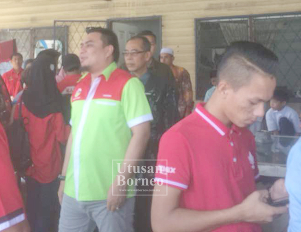 SUHAIMI dan Hambali selepas menyampaikan sumbangan di rumah keluarga Al-Sadat di Kg. Ganang.