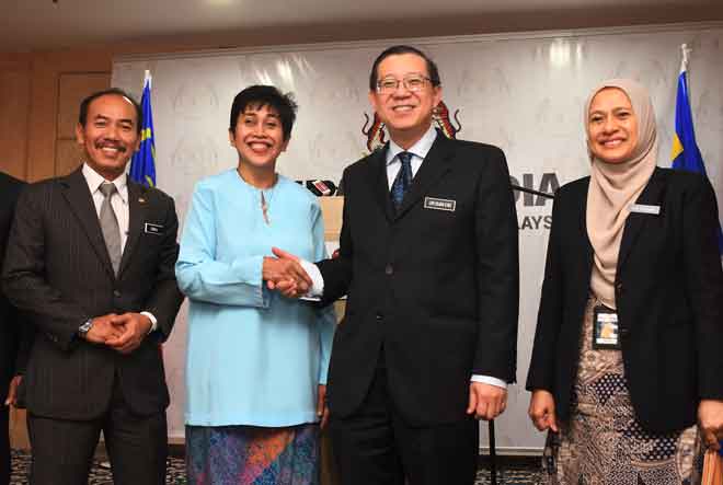  Lim (dua kanan) bersalaman dengan Nor Shamsiah pada sidang media memperkenalkan Gabenor BNM itu di Kementerian Kewangan, semalam. — Gambar Bernama