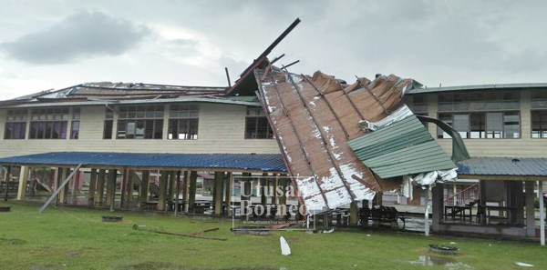 SEBAHAGIAN kerosakan atap (bumbung) bangunan sekolah SK Pekan Telupid yang rosak teruk diterbangkan angin kencang dan turut menyebabkan kerosakan atap rumah guru, surau dan pondok menunggu (perhentian bas).