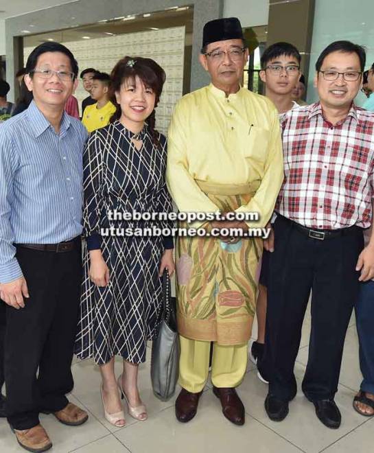  Abdul Karim (dua kanan) bergambar dengan Chong (kanan), ADUN Pending, Violet Yong (dua kiri) dan bekas Ahli Parlimen Stampin, Julian tan (kiri) yang mengunjungi Majlis Rumah Terbuka Aidilfitrinya di PCC, Demak Laut semalam. 