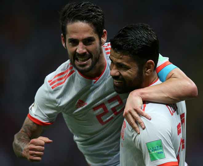  Isco (kiri) dan Costa ketika beraksi dalam Piala Dunia 2018 di Rusia. — Gambar AFP