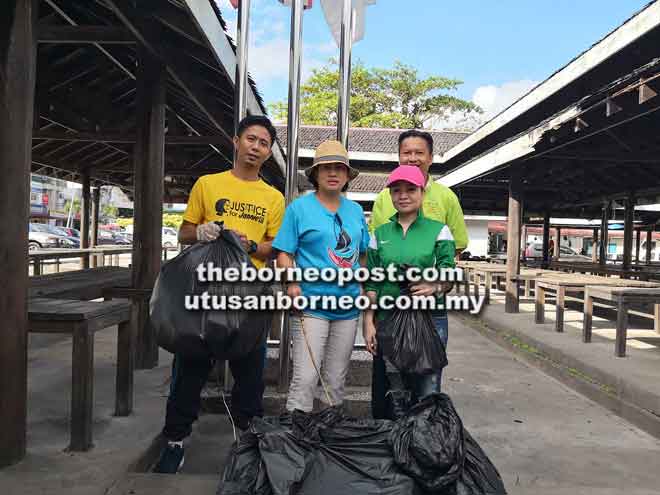  Jenifer (tengah) bersama beberapa sukarelawan dari Group Zero Trash Penampang pada gotong-royong itu.