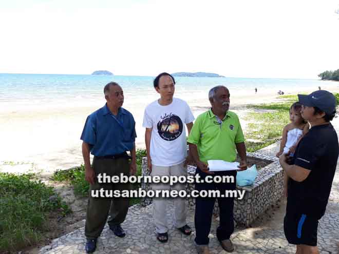  Muthu (tengah) sempat berbual dengan pengunjung dan berkongsi pandangan tentang keadaan di Pantai Tanjung Aru.