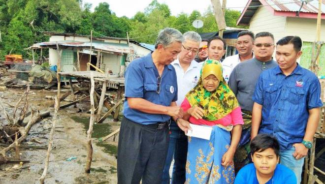 HALIM menyampaikan sumbangan tunai kepada keluarga mangsa.