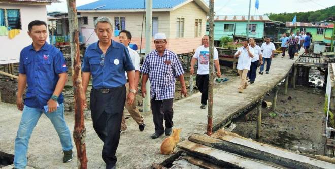 HALIM dan Asrusdy bersama rombongan Warisan Labuan meninjau Kg Bebuloh Laut.