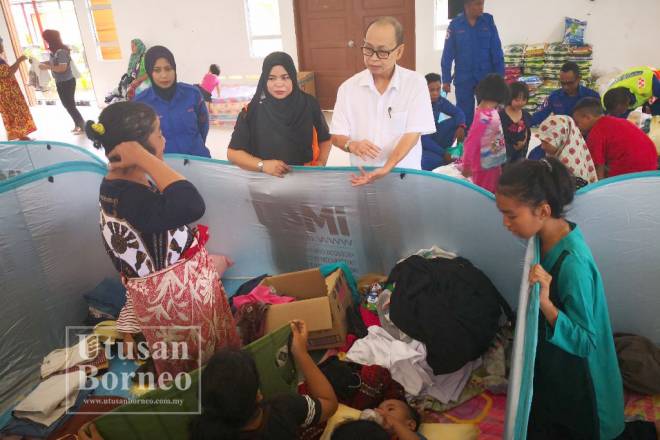 MOHAMAD melawat mangsa kebakaran yang ditempatkan di Dewan SK Tg Batu Keramat Tawau.