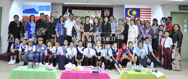 JENIFER (berdiri, sembilan kiri) bersama tetamu kehormat lain merakamkan gambar kenangan bersama para peserta pertandingan.