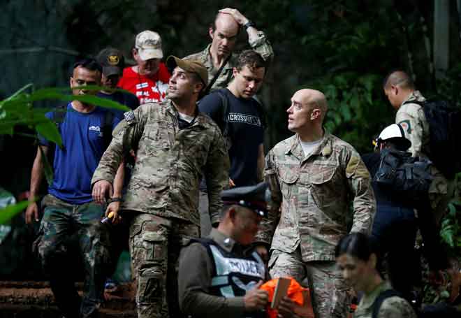  Anggota tentera AS keluar dari gua Tham Luang ketika menyertai usaha menyelamat 12 kanak-kanak bersama jurulatih mereka yang terperangkap di dalam gua tersebut di wilayah Chiang Rai, Thailand semalam. — Gambar Reuters	