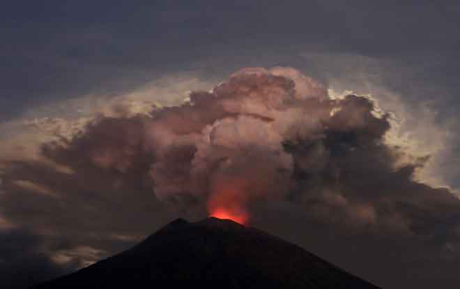  Gunung Agung meletus, seperti dilihat dari Kubu, Keregenan Karangasem di Bali, Indonesia semalam. — Gambar Reuters