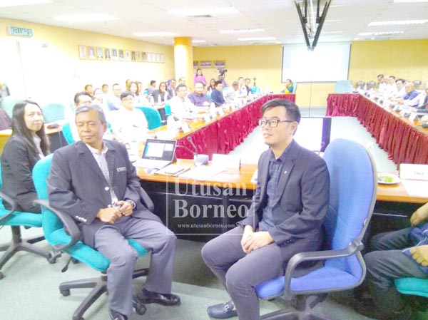 JUNZ (kanan)  merakam gambar bersama warga kementerian dan wakil rakyat dan pemimpin di ketiga-tiga daerah sebelum memulakan perbincangan mengenai masalah banjir pada Jumaat.