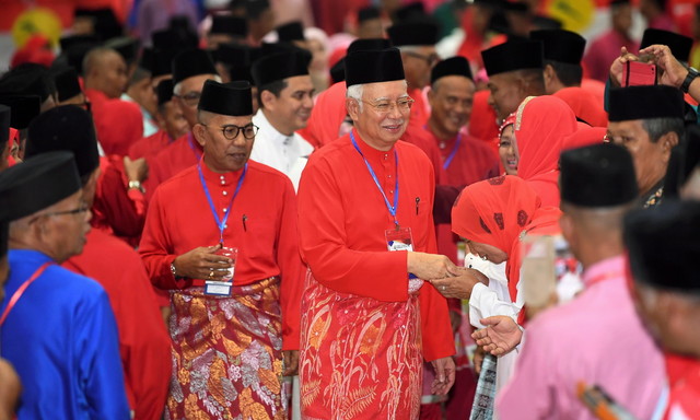 Najib yang juga Ketua UMNO Bahagian Pekan bersalam dengan perwakilan UMNO ketika hadir merasmikan Mesyuarat Perwakilan UMNO Bahagian Pekan, hari ini. - Foto Bernama