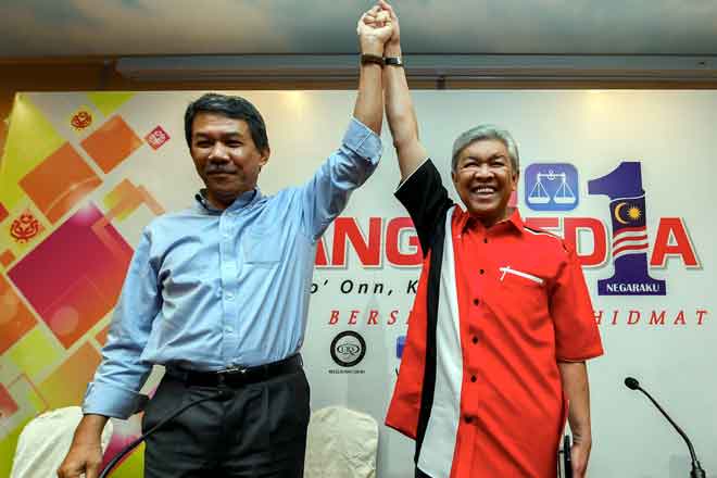  Ahmad Zahid (kanan) bersama Timbalan Presiden UMNO baharu, Datuk Seri Mohamad Hasan selepas sidang media memperkenalkan ahli Majlis Tertinggi UMNO yang baharu di Pusat Dagangan Dunia Putra di Kuala Lumpur, semalam. — Gambar Bernama
