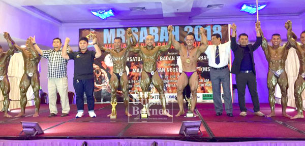 REMY (tengah) bersama pesaing lain gelaran Juara Antara Juara dan presiden SBBA, Joannes serta pengurus Gen Y Centre, UTC Sabah, Mas Syazwan Masood semasa majlis penyampaian hadiah.