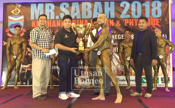 REMY menerima piala Juara Antara Juara yang disampaikan Mas Syazwan.