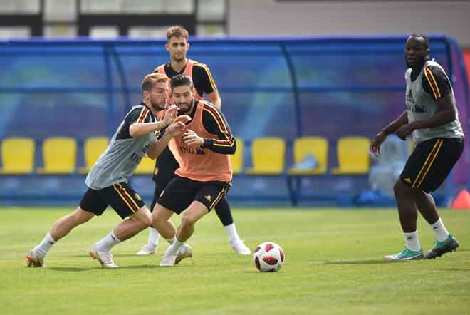  Mertens (kiri) bersaing dengan rakan sepasukan, Yannick Ferreira-Carrasco  ketika menyertai sesi latihan di Stadium Guchkovo, Dedovsk pada Sabtu lepas. — Gambar AFP